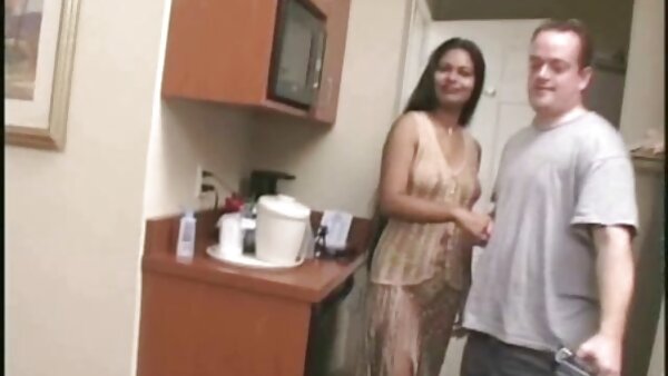 Hottie ទទួល​បាន​ដើម្បី​ជញ្ជក់​មាន់​និង​បាន fucked នៅ​ក្នុង pussy របស់​នាង​